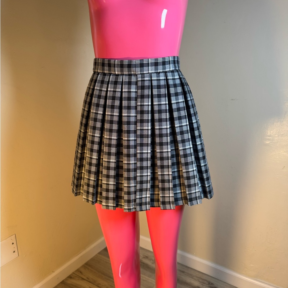 Cali 1850 Women’s Plaid Pleated Mini Skirt Size XS Black White